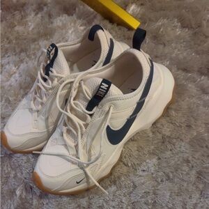 Nike Women's White &Green TC 9000